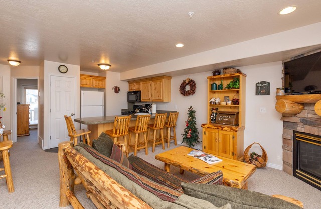 Beautiful Moose Hollow 2 Bedroom, Sleeps 8 just minutes to year round activities