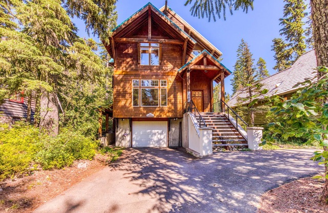 Beautiful mountain retreat with 2 suites & bunkroom, walk to dining & amenities