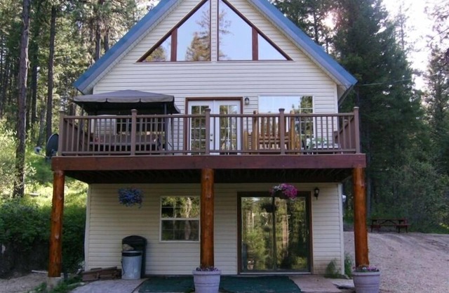 Beautiful Mountain Vacation Cabin, 30 Miles from east Boise, 10 to Idaho City
