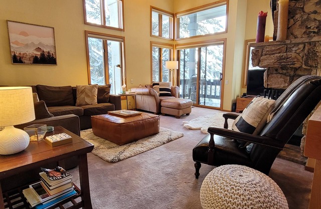 Beautiful Mountainside Home with Vaulted Ceilings & Fireplace. Free shuttle too!