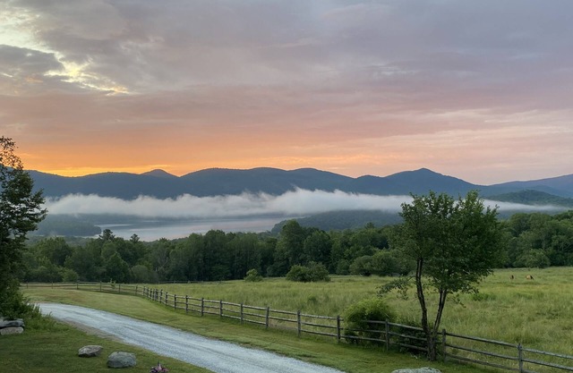 Beautiful New 5-bedroom Home Near Skiing, Hiking, Golf, Weddings, Lake, Foliage
