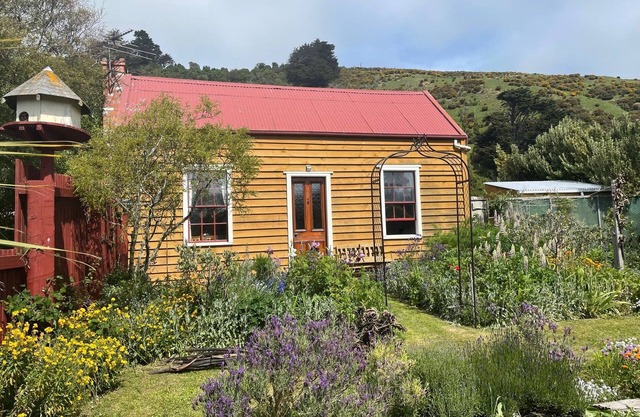 Beautiful newly restored 1860s early settlers cottage