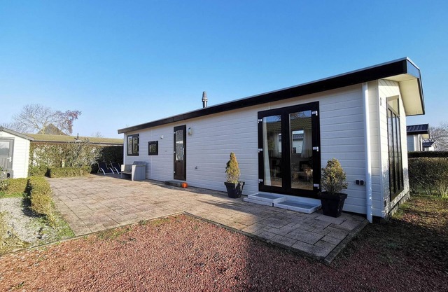 Beautiful detached chalet for 5 persons by the sea