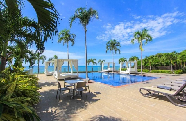 Beautiful ocean front apartment with cross breeze