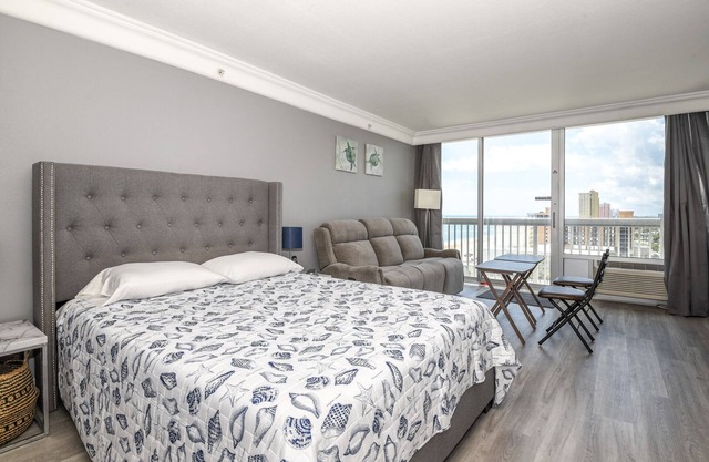 🏖️Beautiful Ocean Views🏝️ Clean room with small balcony