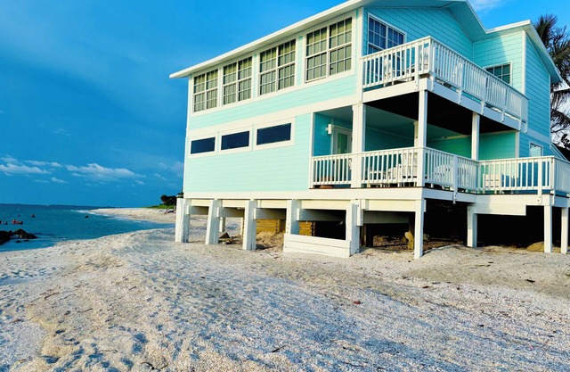 BEAUTIFUL OCEANFRONT BEACH LOCATION - FALL SPECIALS!