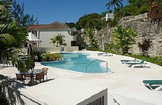 Beautiful One-bedroom 15 minute walk to white sandy beach