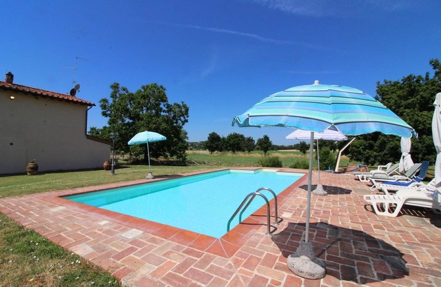Beautiful private villa with WIFI, private pool, TV, pets allowed and parking, close to Arezzo