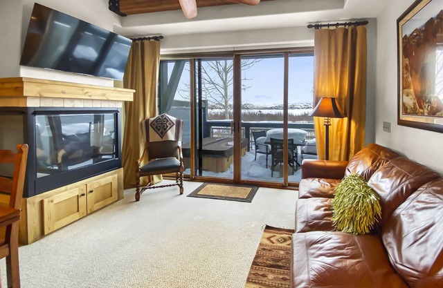 Beautiful Park City Town Home w/Hot Tub! Gorgeous Nature Views! Drive to Lifts!
