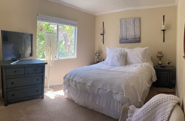 Beautiful, Peaceful, Room in Newbury Park Home in Gated Community