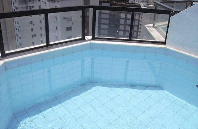 Beautiful penthouse with swimming pool overlooking the sea in Pituba. Finely decorated.