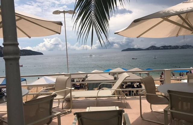 Beautiful Penthouse - pool /beach access/excellent view of the bay