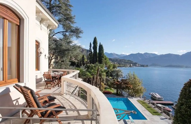 Beautiful period pool villa for 8 directly on the lake by Italian Apartments
