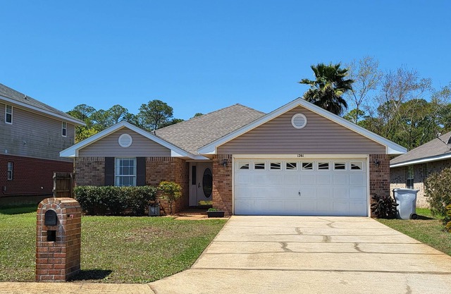 Beautiful Pet Friendly 4 bedroom, 2 Ba Home, 10 min to Beautiful Pensacola Beach