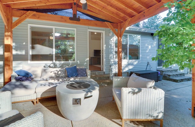Beautiful Pet-Friendly Washougal Home w/Fire Pit!