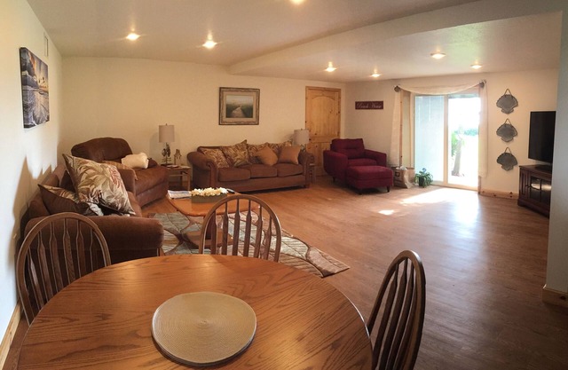 Beautiful Pet Friendly Island Waterfront Apartment, 100Ft Fishing Dock and Tiki.