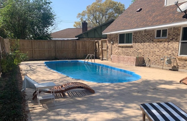 Beautiful Pool, Backyard Patio, Central AC, Full Kitchen