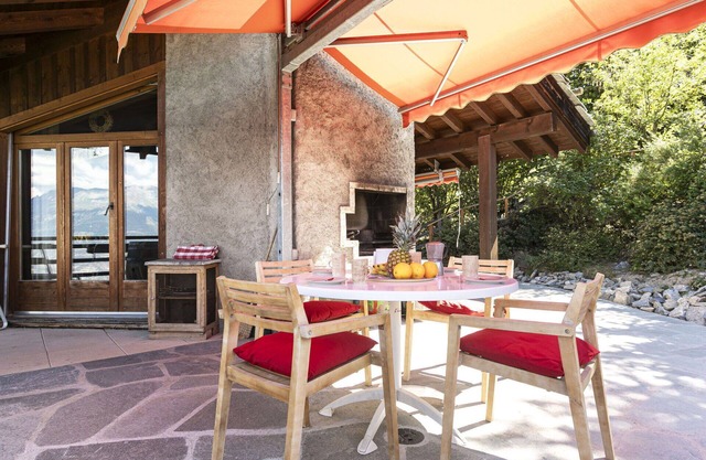 Beautiful private villa with private pool, WIFI, TV, terrace, pets allowed, panoramic view, parking