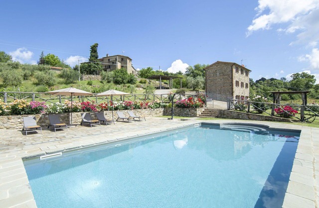 Beautiful private villa for 7 people with private pool, WIFI, TV, patio and parking
