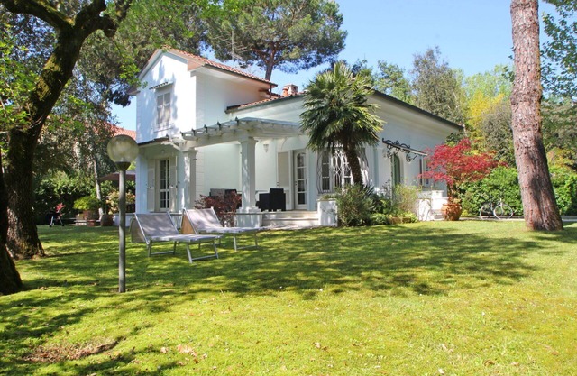 Beautiful private villa with WIFI, A/C, TV, veranda, pets allowed, parking, close to Forte Dei Marmi