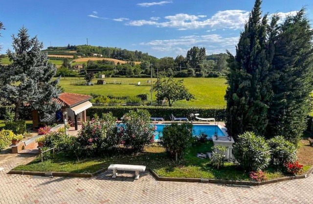 Beautiful private villa with private pool, A/C, WIFI, TV, patio, pets allowed and parking