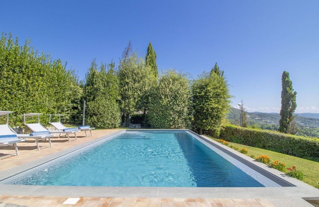Beautiful private villa with hot tub, private pool, WIFI, A/C, TV, terrace, pets allowed and par.