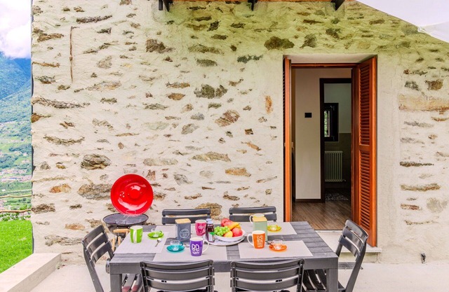Beautiful private villa for 5 people with WIFI, TV, balcony, pets allowed and parking