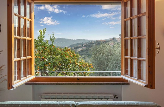 Beautiful private villa for 4 people with WIFI, A/C, TV, terrace, pets allowed and parking
