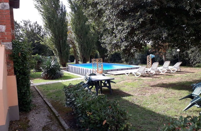 Beautiful private villa with private pool, WIFI, TV, veranda, pets allowed, parking, close to Lucca