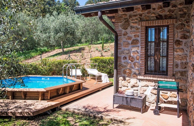 Beautiful private villa with private pool, A/C, WIFI, TV, patio, pets allowed and parking
