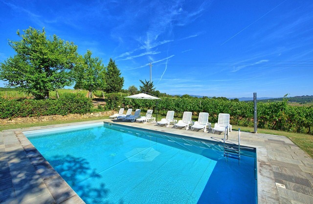 Beautiful private villa with private pool, WIFI, TV, patio, panoramic view, parking, close to Arezzo