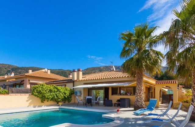 Beautiful private villa for 6 guests with A/C, private pool, WIFI, TV, patio and pets allowed