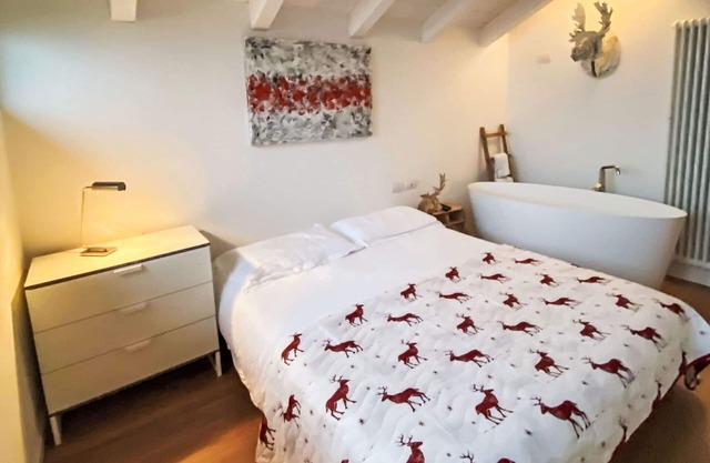 Beautiful private villa for 3 people with WIFI, TV, patio, pets allowed and parking