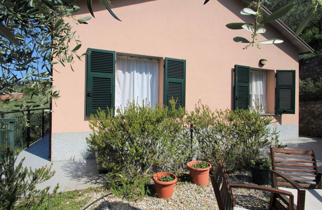 Beautiful private villa for 4 guests with WIFI, A/C, TV, patio and parking