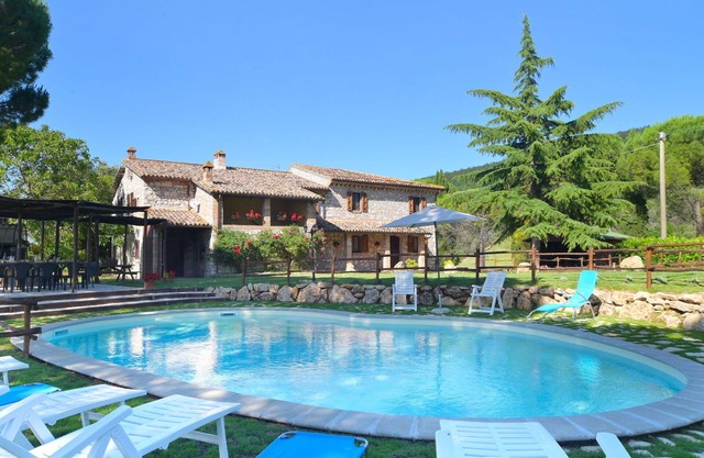 Beautiful private villa for 9 people with WIFI, private pool, TV, patio, pets allowed and parking