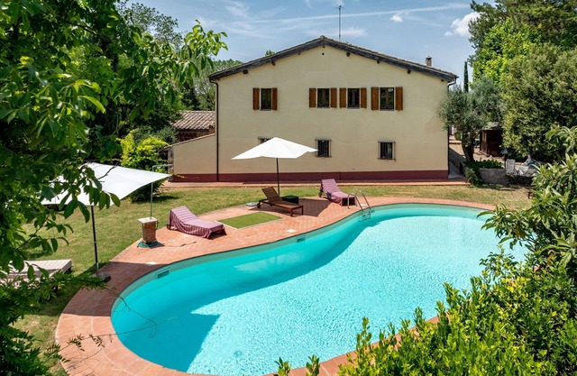 Beautiful private villa for 8 guests with WIFI, private pool, TV and parking, close to Siena