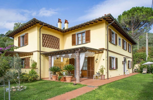 Beautiful private villa for 7 people with A/C, WIFI, TV, terrace, pets allowed and parking