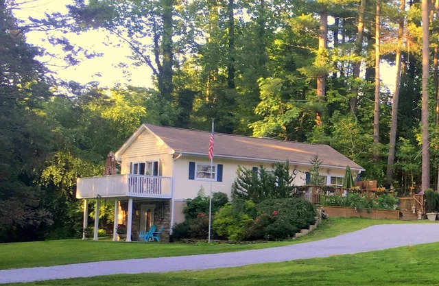 Beautiful Private Home with Hot Tub, Close to Town