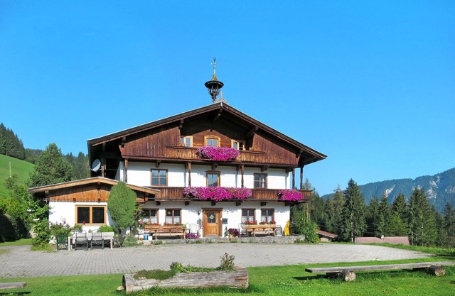 Beautiful private villa for 41 people with WIFI, TV, terrace and parking