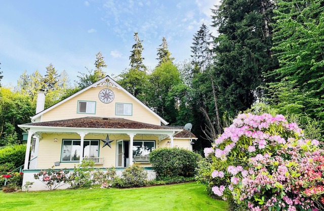 Beautiful Private Beach Getaway- close to Olympic National Park and Hood Canal!