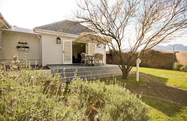 Beautiful private cottage with incredible mountain views and great location