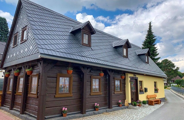 Beautiful private villa for 5 people with hot tub, WIFI, TV, terrace, pets allowed and parking