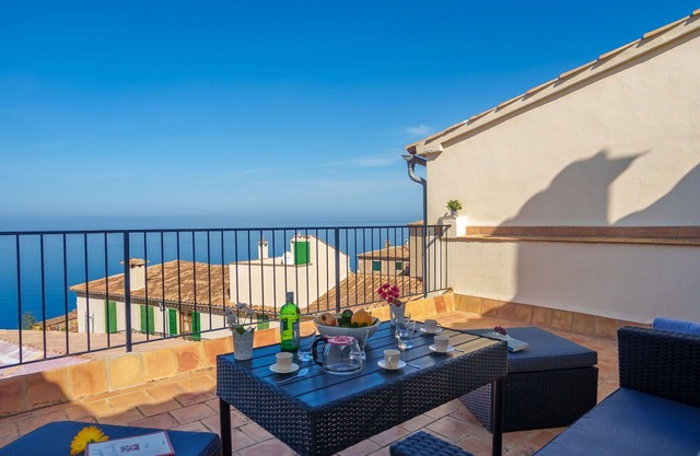 Beautiful private villa for 6 guests with WIFI, A/C, TV, terrace and parking