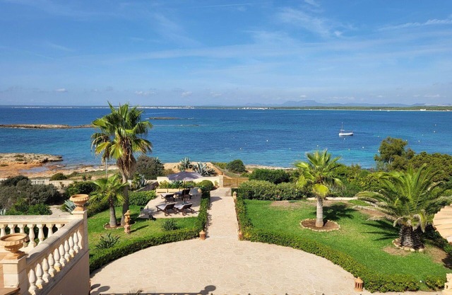 Beautiful private villa for 6 guests with A/C, WIFI, TV, terrace and parking