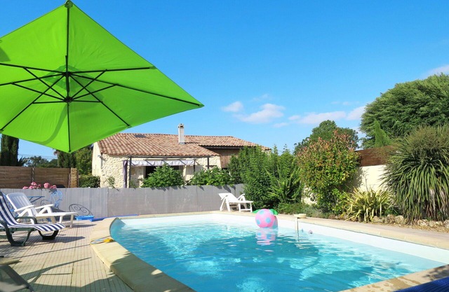 Beautiful private villa for 5 guests with pool, WIFI, TV, terrace and parking