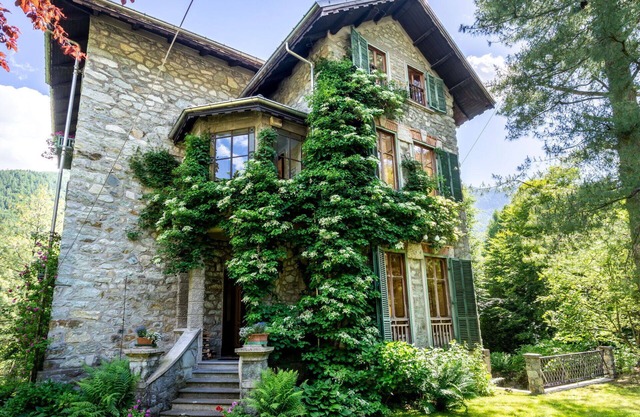 Beautiful private villa for 12 guests with WIFI, TV, patio, pets allowed and parking