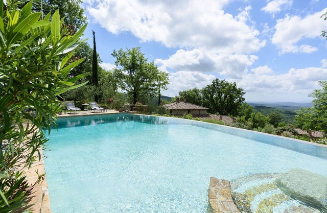 Beautiful private villa with A/C, private pool, WIFI, TV, veranda and parking, close to Siena