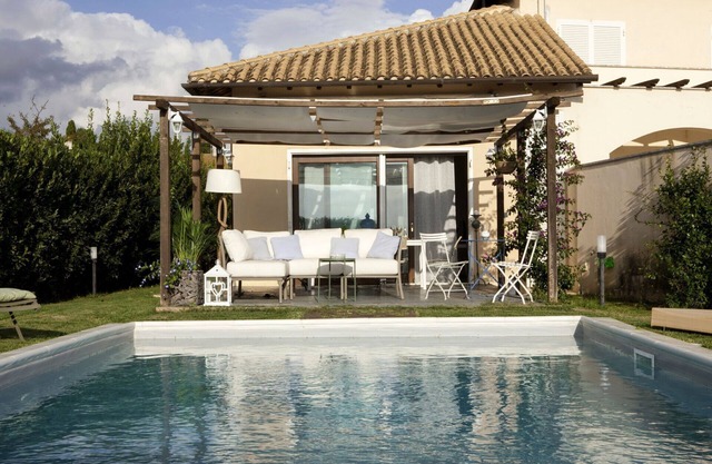 Beautiful private villa with A/C, private pool, WIFI, TV, patio and parking, close to Civitavecc.