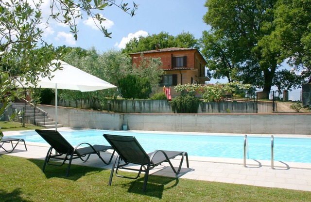 Beautiful private villa for 9 people with private pool, TV and parking