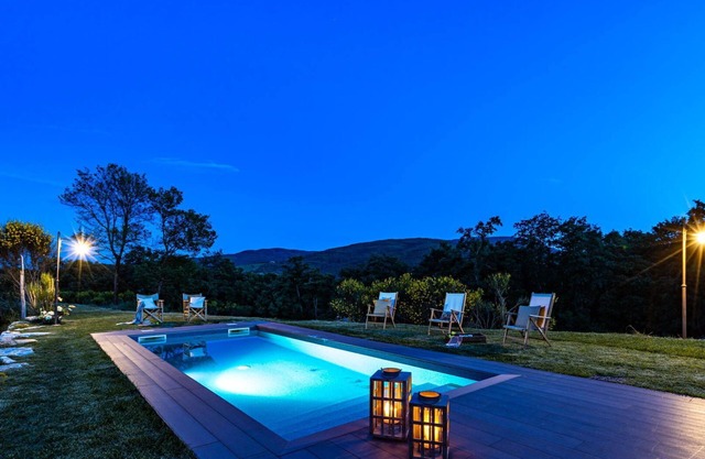 Beautiful private villa for 12 people with private pool, WIFI, A/C, TV, veranda and parking